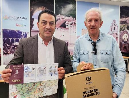 Imagen Pablo Llorente ha recibido una cesta de Alimentos de Segovia como ganador del sorteo de agosto del Pasaporte Motero de la provincia de Segovia