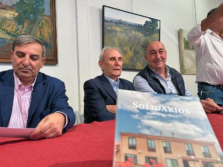 Imagen El presidente de la Diputación acompaña a Clemente Sanz Blanco en la presentación de su libro ‘Solidarios’, en San Pedro de Gaíllos