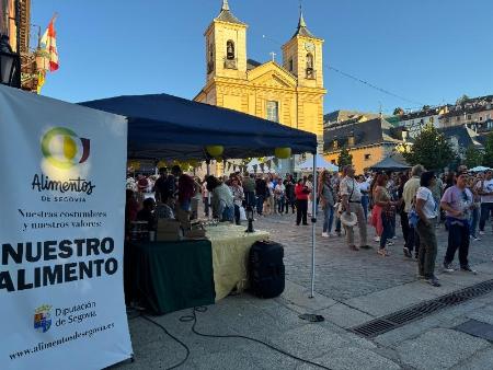 Imagen La quinta cita de ‘Amor a primera birra’ con Alimentos de Segovia reúne a un millar de visitantes en la II Feria de la Cerveza Artesana de El Real Sitio de San Ildefonso